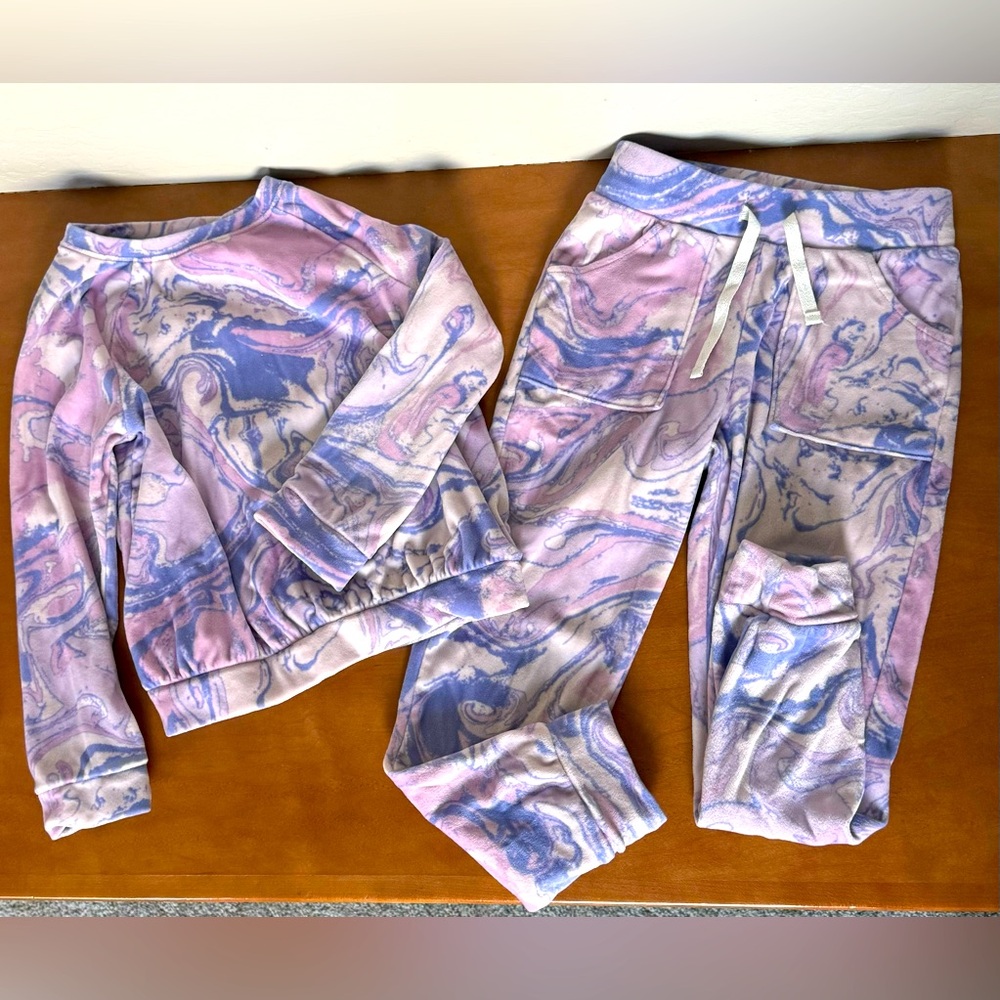 Girls size 6 velour set.  Both jacket and pants.  Cozy for winter!